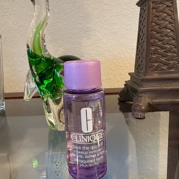 New! 💕4/30💕CLINIQUE Take The Day Off Makeup Remo… - Picture 7 of 8